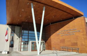 “Fue una medida apresurada y errónea”: estudiantes en desacuerdo con suspensión del cargo de directora en liceo de Pitrufquén