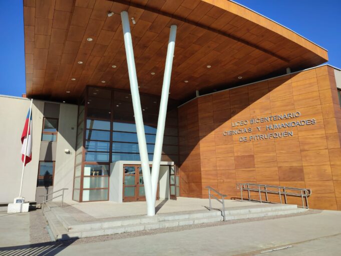 “Fue una medida apresurada y errónea”: estudiantes en desacuerdo con suspensión del cargo de directora en liceo de Pitrufquén