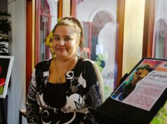 Artista de Pitrufquén expone “el poder del color” en el centro cultural