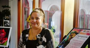 Artista de Pitrufquén expone “el poder del color” en el centro cultural