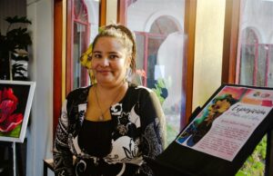 Artista de Pitrufquén expone “el poder del color” en el centro cultural