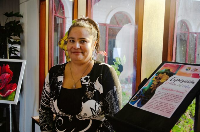Artista de Pitrufquén expone “el poder del color” en el centro cultural