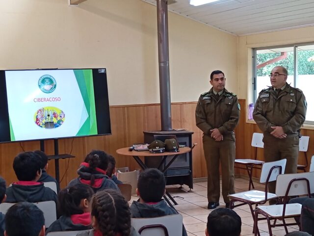 Carabineros de Pitrufquén refuerzan trabajo preventivo con charlas sobre bullying y ciberacoso en establecimientos educacionales