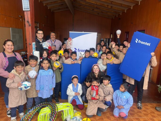 Escuela de Freire recibe equipamiento deportivo y equipos audiovisuales por parte de Frontel