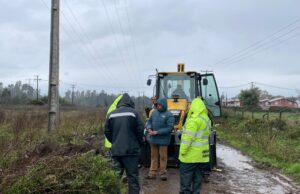 Equipo de emergencia de la Municipalidad de Pitrufquén limpia canal en calle Matta tras colapso por lluvia