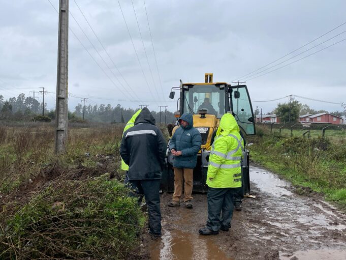 Equipo de emergencia de la Municipalidad de Pitrufquén limpia canal en calle Matta tras colapso por lluvia