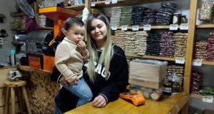 Joven emprendedora de Gorbea apuesta por el negocio de los frutos secos y repostería