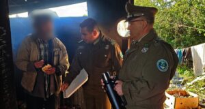 Carabineros de Pitrufquén comparten desayunos y café con personas en situación de calle