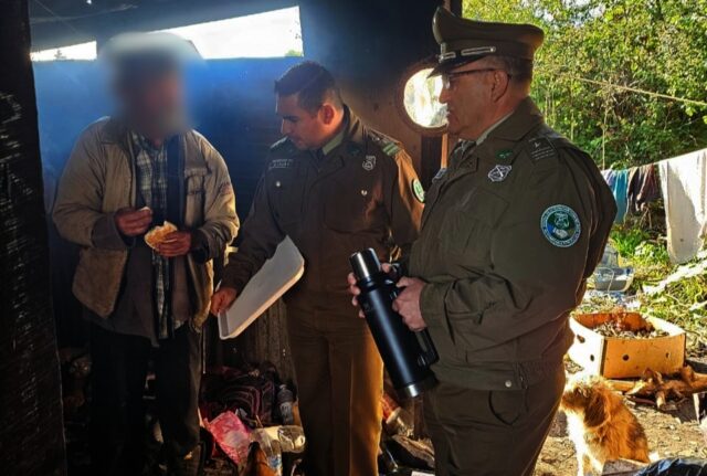 Carabineros de Pitrufquén comparten desayunos y café con personas en situación de calle
