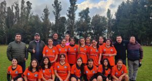 Jugadoras de Ecran Pitrufquén reciben nuevas camisetas para sus próximos encuentros de fútbol rural