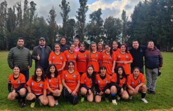 Jugadoras de Ecran Pitrufquén reciben nuevas camisetas para sus próximos encuentros de fútbol rural