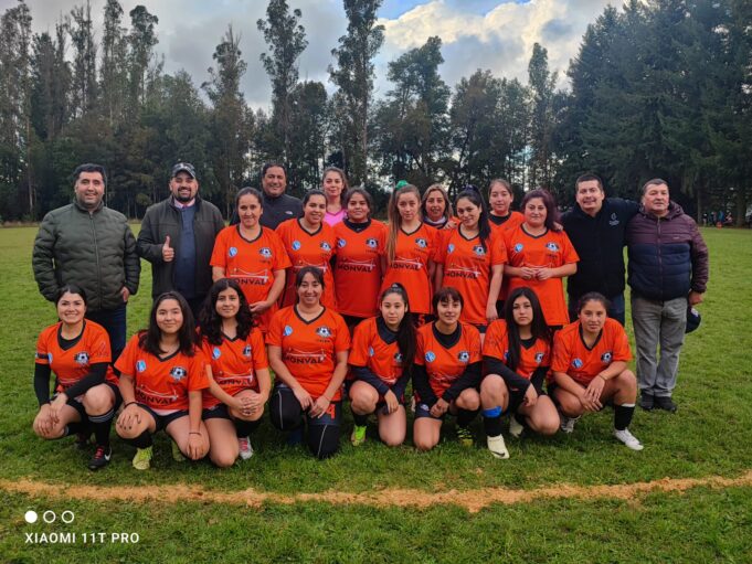 Jugadoras de Ecran Pitrufquén reciben nuevas camisetas para sus próximos encuentros de fútbol rural
