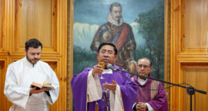 Emotiva despedida de funcionarios municipales de Villarrica a sacerdote Andrés Marican