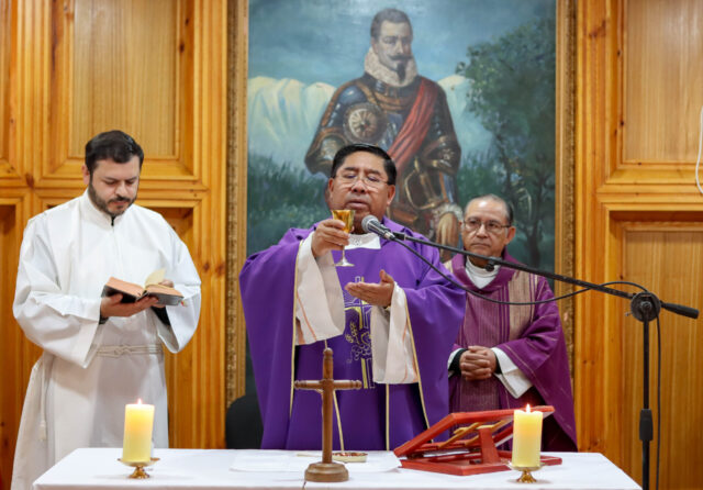 Emotiva despedida de funcionarios municipales de Villarrica a sacerdote Andrés Marican