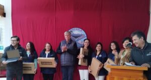 Villarrica: Profesores de la Escuela Municipal Mariano Latorre reciben notebooks para apoyar la labor educativa de sus estudiantes