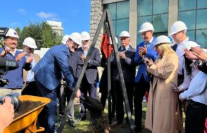 Gobernador Rivas puso la primera piedra del centro oncológico integran infantil en el hospital regional de Temuco