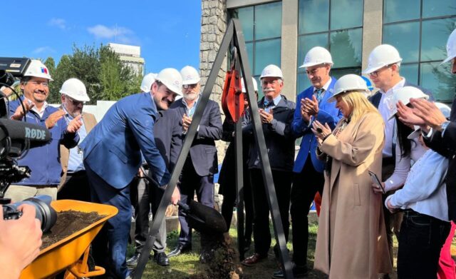 Gobernador Rivas puso la primera piedra del centro oncológico integran infantil en el hospital regional de Temuco