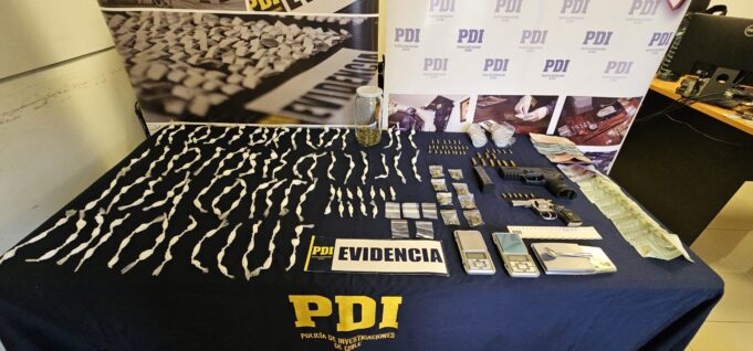 Hombre mayor de edad es detenido por microtráfico en Pitrufquén: incautan drogas y armas en su vivienda