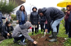 Gorbea renueva su compromiso con el medio ambiente plantando 2000 árboles nativos en conmemoración del Día de la Tierra