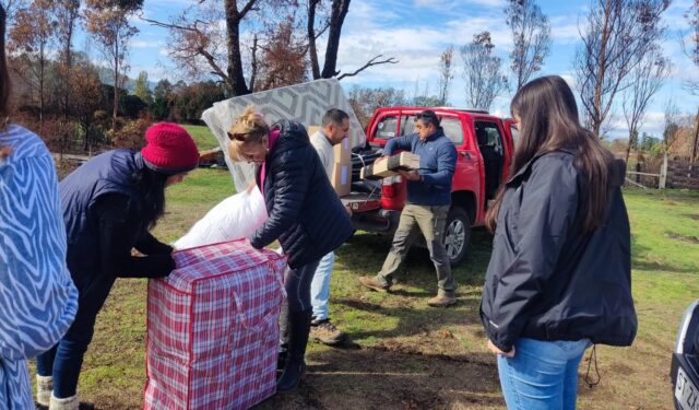 Municipio de Pitrufquén entregó importante ayuda en especies a familia que lo perdió todo en incendio forestal en puraquina