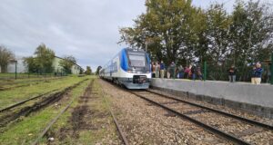 Más de 2 mil personas serán beneficiadas con la obra: inauguran nuevo paradero ferroviario en localidad de Quepe