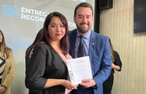 Gobernador Rivas recibió a jóvenes que se capacitaron en país Vasco gracias a programa del gobierno regional