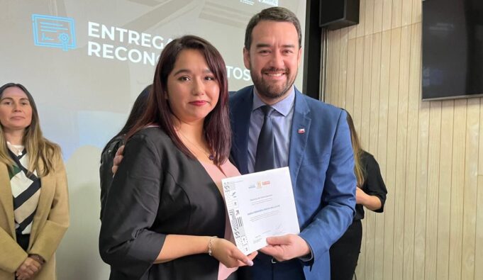 Gobernador Rivas recibió a jóvenes que se capacitaron en país Vasco gracias a programa del gobierno regional