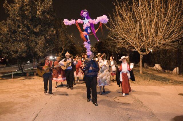 ¡Aquí anda la Santa Cruz! Esta noche, voluntarios recorrerán Gorbea reuniendo donaciones para el comedor de la Cruz Roja