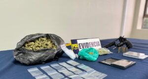 Detienen en Pucón a un hombre presuntamente involucrado en robo de joyerías en el norte: se incautaron drogas, un arma y joyas