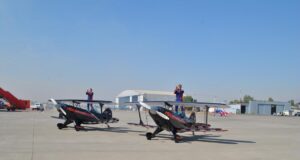 Dos villarricenses maravillaron con sus acrobacias aéreas en la última Fidae 2024