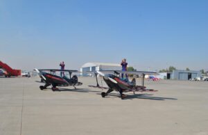 Dos villarricenses maravillaron con sus acrobacias aéreas en la última Fidae 2024