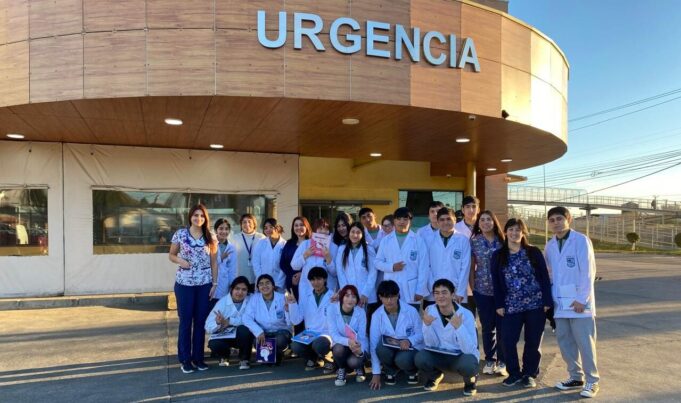 Estudiantes de atención de enfermería del Liceo Juan Schleyer realizan visita al Hospital de Pitrufquén como parte de su aprendizaje en terreno