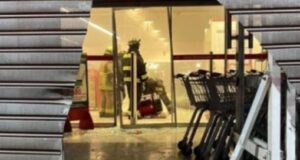 Delincuentes intentaron robar cajero desde supermercado en Temuco