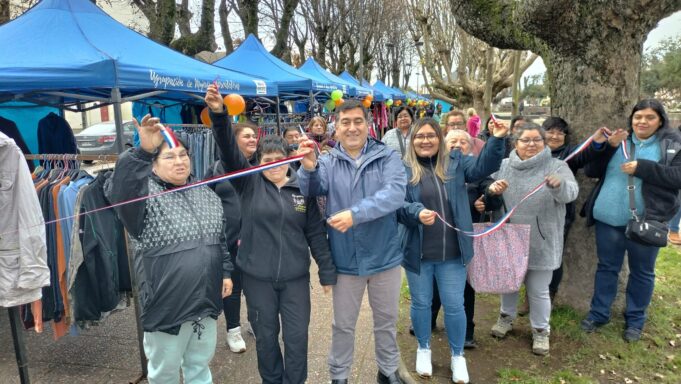 Emprendedores de Pitrufquén inauguran nuevo espacio para comercializar sus productos: de Plaza Los Héroes a Plaza de Armas