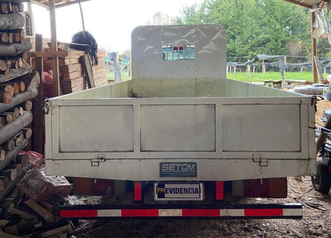 Detienen a dos hombres por sustracción de madera desde predio forestal de Traiguén