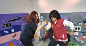 Exposición de murales: Estudiantes del Liceo Bicentenario de Excelencia Monseñor Guillermo Hartl muestran su creatividad y habilidades en inglés