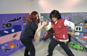 Exposición de murales: Estudiantes del Liceo Bicentenario de Excelencia Monseñor Guillermo Hartl muestran su creatividad y habilidades en inglés