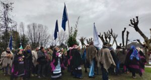 Comunidades de Pitrufquén celebran el We Tripantu con rogativa e izamiento de la bandera mapuche en la plaza de Armas