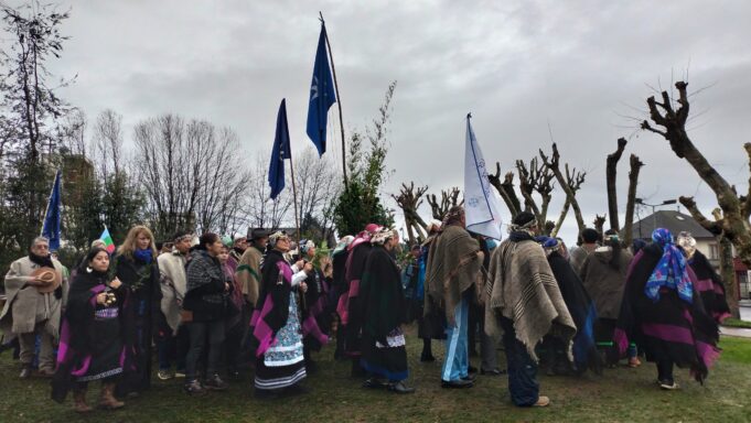 Comunidades de Pitrufquén celebran el We Tripantu con rogativa e izamiento de la bandera mapuche en la plaza de Armas