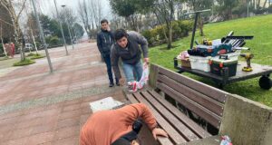 Plaza de Armas de Pitrufquén renueva sus bancos con material reciclado