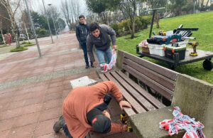 Plaza de Armas de Pitrufquén renueva sus bancos con material reciclado