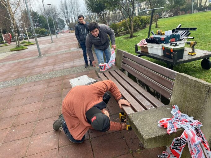 Plaza de Armas de Pitrufquén renueva sus bancos con material reciclado