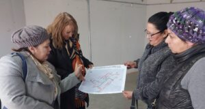 Alcaldesa de Pitrufquén informa a vecinos sobre desvíos de tránsito en el sector de calle Camino Toltén