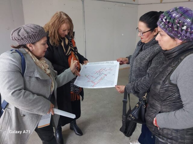 Alcaldesa de Pitrufquén informa a vecinos sobre desvíos de tránsito en el sector de calle Camino Toltén