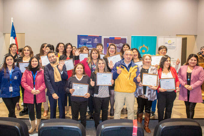 25 mujeres de Teodoro Schmidt se certificaron como peluqueras gracias a las becas laborales SENCE