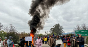 Vecinos de Teodoro Schmidt cortan puente Peule por mal estado de caminos