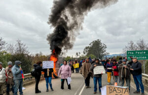 Vecinos de Teodoro Schmidt cortan puente Peule por mal estado de caminos