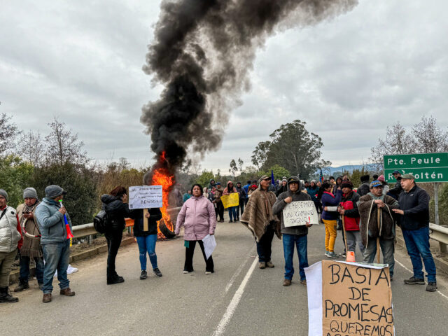 Vecinos de Teodoro Schmidt cortan puente Peule por mal estado de caminos