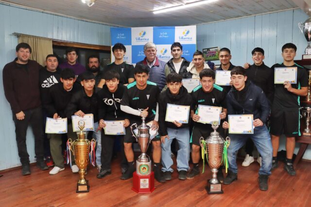 Villarrica homenajeó a sus subcampeones de Chile del fútbol juvenil masculino