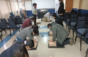 Liceo Bicentenario de Excelencia Monseñor Guillermo Hartl de Pitrufquén capacita a su personal en el uso de DEA y RCP
